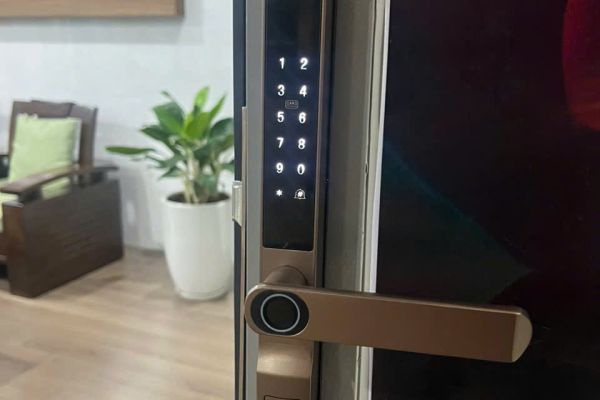 RA MẮT MẪU KHÓA MỚI KTS150 ĐƯỢC LẮP LÊN NHÔM CỎ HỆ 100